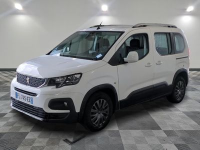 la camionnette blanche est garée sur le sol en damier d'un garage