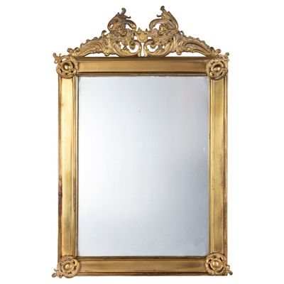 une image d'un miroir encadré d'or sur un mur blanc
