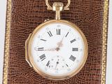 une image représentant une montre de poche en or ornée de chiffres romains