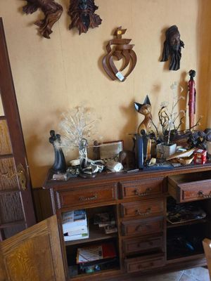 une image d'une salle à manger avec une table et des chaises