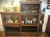 une armoire en bois sur laquelle sont posés de nombreux objets