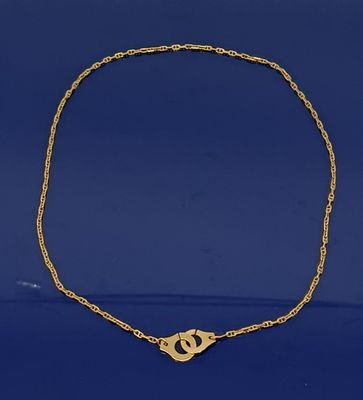 un bracelet en chaîne d'or orné d'un petit serpent