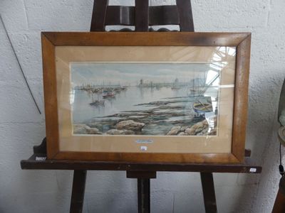une photo d'un tableau posé sur un chevalet à côté d'une chaise