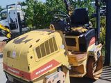 une photo d'un rouleau compresseur jaune et noir