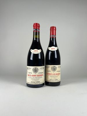 deux bouteilles de vin rouge posées l'une à côté de l'autre sur une table