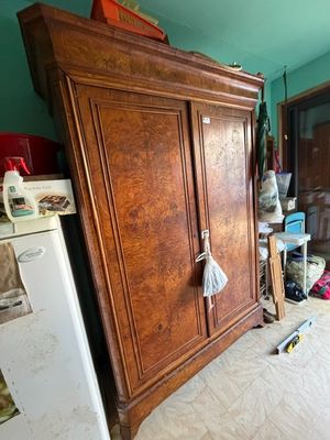 Armoire Louis Philippe en loupe d'orme - Vendue avec son con…