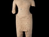 l'image d'une statue d'un homme avec un chapeau sur la tête