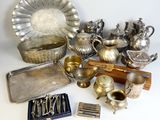 beaucoup d'objets en argent qui se trouvent sur la table