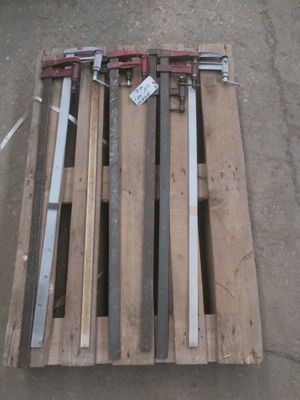 plusieurs morceaux de bois sont empilés sur une palette