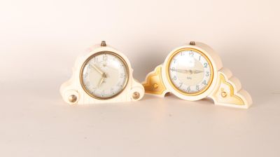 2 pendules en bakélite blanc et laiton doré. XXème s. H : 12…