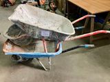une brouette qui se trouve dans un garage