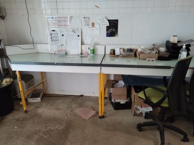 2 tables avec paillasse. TVA RECUPERABLE.