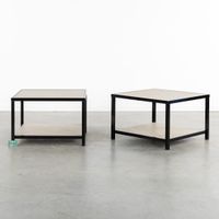 Deux grandes tables d'appoint carrées, en métal laqué noir e… (photo 2)