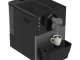 une machine à café noire avec une tasse de café devant elle