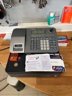 une photo d'une caisse enregistreuse posée sur une table