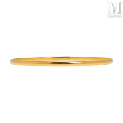 gros plan d'une bague en or sur fond blanc