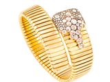 gros plan d'une bague en or avec des diamants sur fond blanc