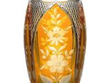un vase en verre orné d'un motif jaune et blanc