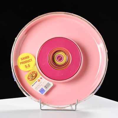 un objet rose sur lequel est collé un autocollant jaune