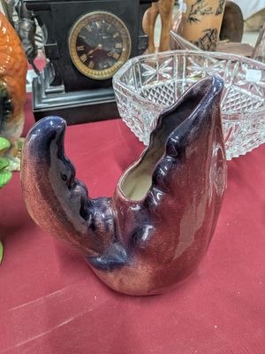 un vase posé sur une table à côté d'une horloge
