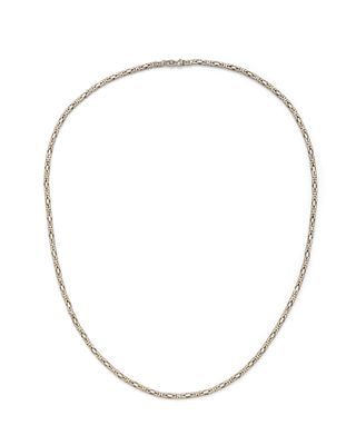 un collier en argent avec une chaîne sur fond blanc