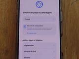 un gros plan d'un téléphone portable posé sur une table en bois