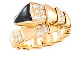 une image représentant une bague en or sertie d'une pierre noire et de diamants