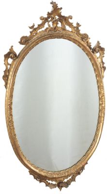 une image d'un miroir encadré d'or sur un mur blanc