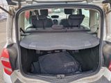 l'arrière d'une voiture dont le coffre est ouvert et qui contient des bagages