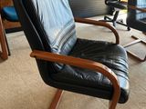 un fauteuil en cuir noir et un fauteuil bleu dans une pièce
