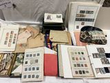 de nombreux types de timbres différents exposés sur une table