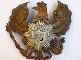 une broche en or et en argent sur un fond blanc