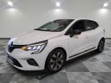 la voiture blanche est garée sur un carrelage à carreaux