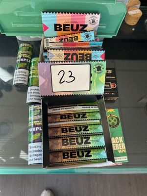 Stock de feuilles à rouler. On y joint des tubes, un stock d…