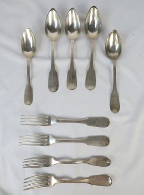 beaucoup de cuillères et de fourchettes en argent sur une table