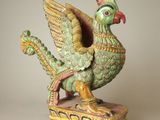 une statue représentant un oiseau perché sur une boîte
