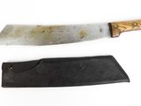 un couteau posé à côté d'un autre couteau sur une table