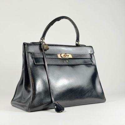 un sac à main en cuir noir sur fond blanc