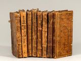 de nombreux vieux livres empilés les uns sur les autres