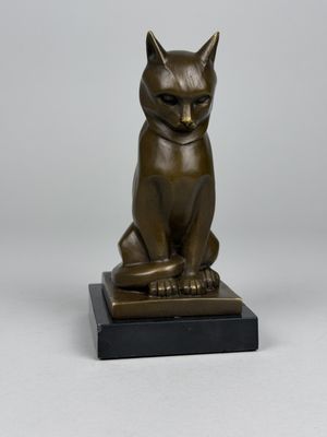 statue en bronze représentant un chat assis sur un socle noir