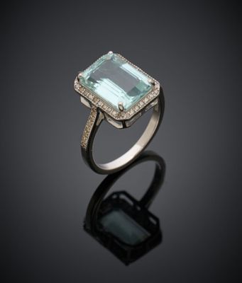 une bague sertie d'une aigue-marine et de diamants sur un fond noir
