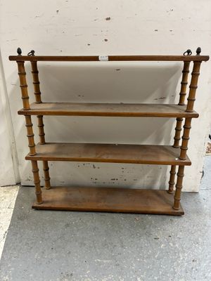 une étagère en bois surmontée de trois tablettes