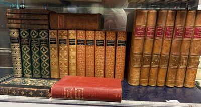 de nombreux livres anciens exposés dans une vitrine