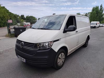 une camionnette blanche garée dans un parking
