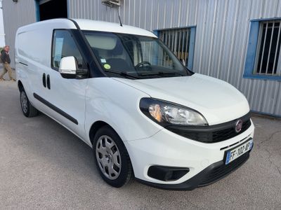 la camionnette blanche est garée devant un bâtiment