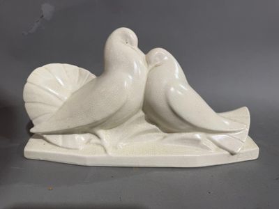 deux oiseaux blancs posés sur une feuille