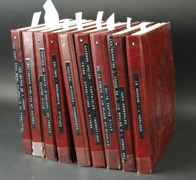 six livres sont empilés sur une table