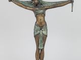 statue en bronze représentant une femme tenant une croix, posée sur un socle en marbre