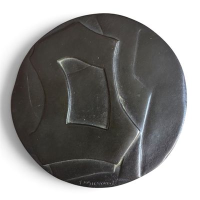une image représentant une assiette noire ornée d'un motif