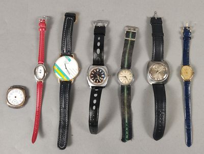 plusieurs types de montres sont alignés sur une table